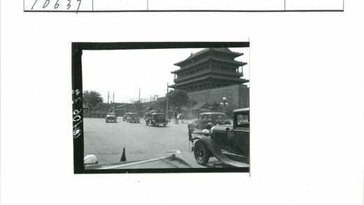 宝塔旁行驶的老爷车街景.jpg