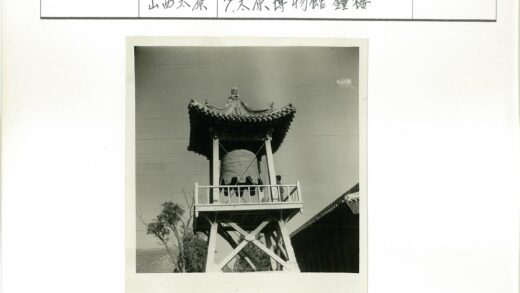 宝塔木塔大钟与晴空树木.jpg