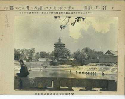 宝塔石桥下孩童戏水.jpg