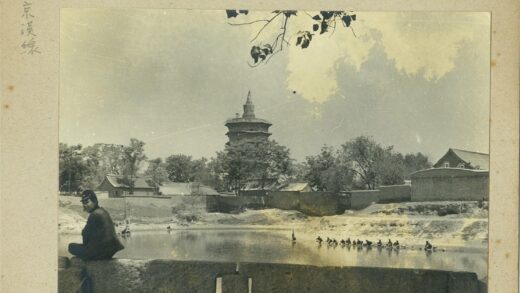 宝塔石桥下孩童戏水.jpg