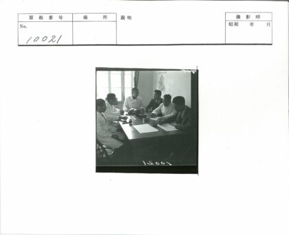 实验室会议桌旁六人讨论.jpg