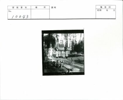 实验室团队合影与自然建筑景观.jpg