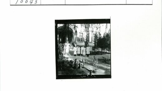 实验室团队合影与自然建筑景观.jpg