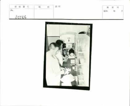实验室团队研究文件工作照.jpg