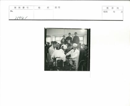 实验室团队进行实验观察.jpg