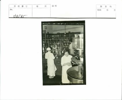 实验室工作人员处理设备材料.jpg