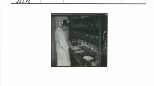实验室工作人员整理实验器材.jpg