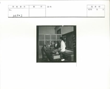 实验室工作场景.jpg