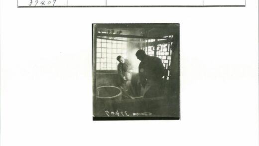 实验室烟雾实验工作场景.jpg