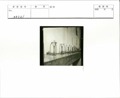 实验室燃烧器木凳排列.jpg