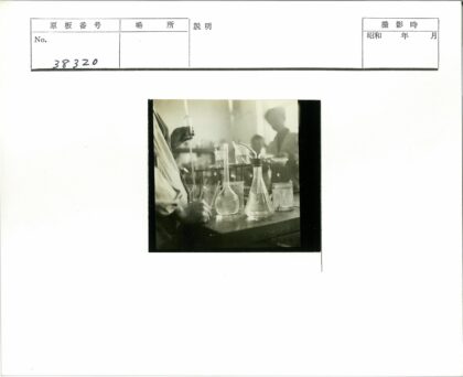 实验室玻璃器皿工作场景.jpg