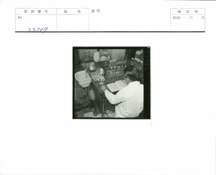 实验室科学家专注研究实验.jpg