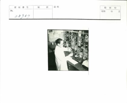 实验室科学家手持玻璃瓶工作照.jpg