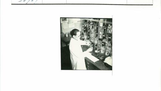 实验室科学家手持玻璃瓶工作照.jpg
