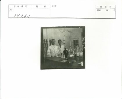 实验室科研人员工作场景.jpg