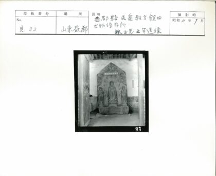 室内三人石雕像与木屋顶.jpg