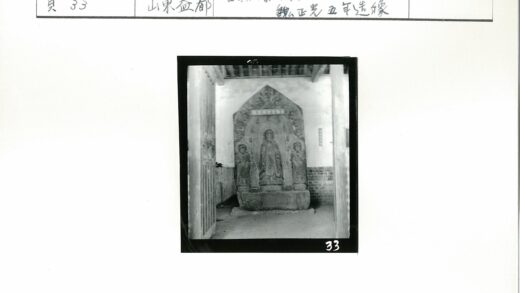 室内三人石雕像与木屋顶.jpg