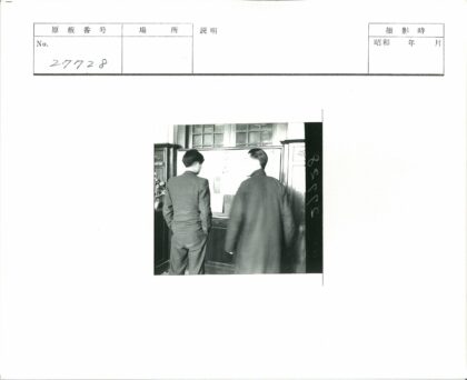 室内两人观看布告栏互动.jpg