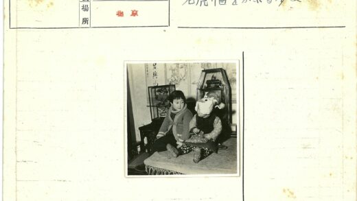 室内两童与装饰植物时钟.jpg