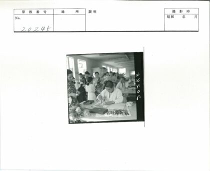 室内书法练习与女性交流场景.jpg