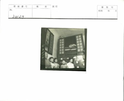 室内五人聚会与卷轴艺术品.jpg