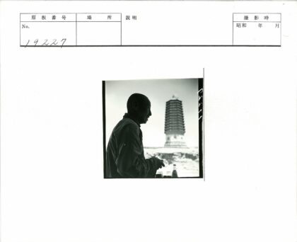 室内人影与窗外古塔.jpg