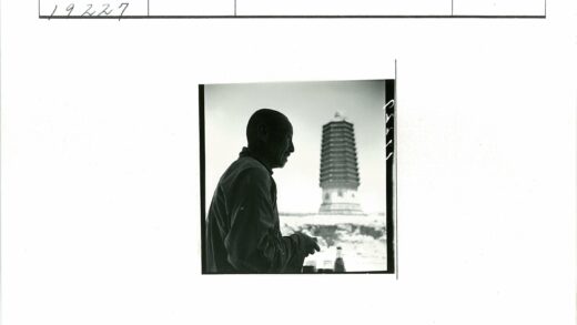 室内人影与窗外古塔.jpg