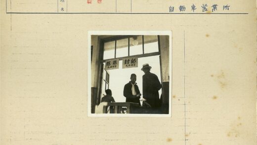 室内人物与中文牌合影.jpg