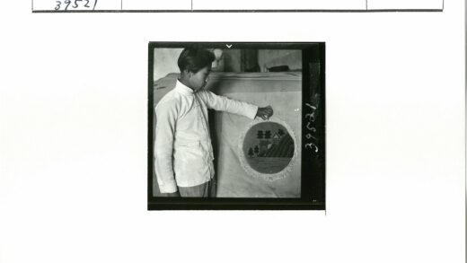 室内人物与刺绣风景艺术照.jpg
