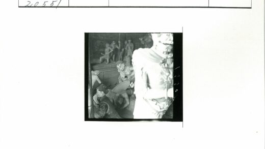 室内人物雕塑艺术展示.jpg