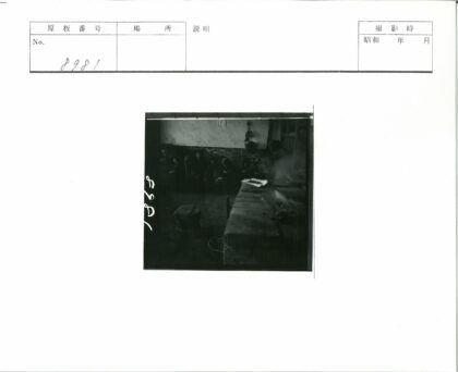 室内人群围坐砖墙旁.jpg