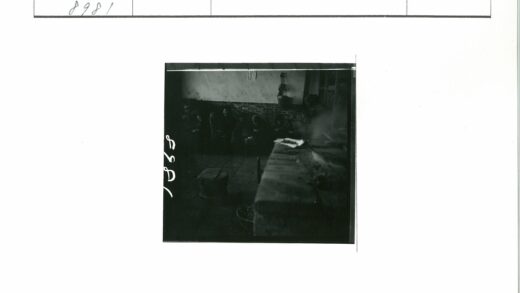 室内人群围坐砖墙旁.jpg