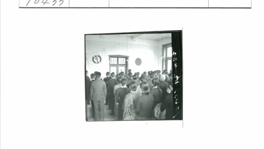 室内人群聚会合影.jpg