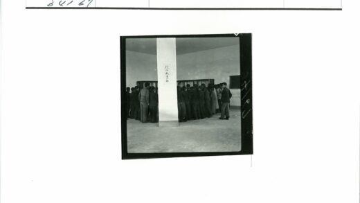 室内众人围观大柜子历史照片.jpg