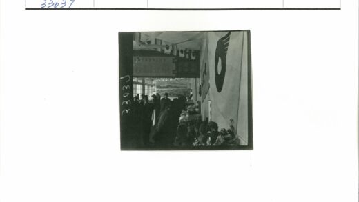 室内会议场景与悬挂旗帜.jpg