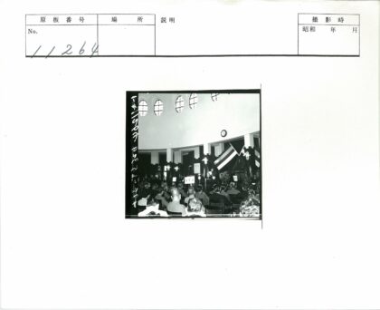 室内会议演讲现场黑白照.jpg