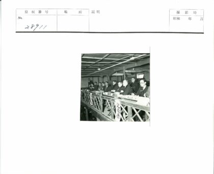 室内会议长桌讨论场景.jpg