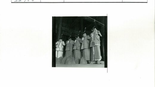 室内传统卫兵雕像与华丽建筑.jpg