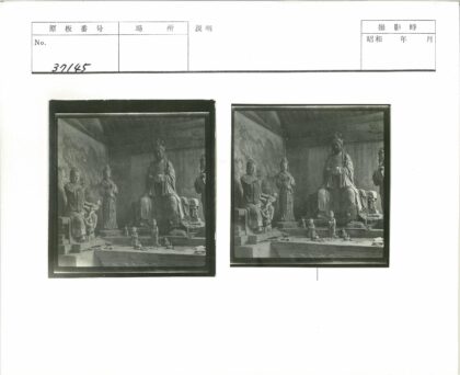 室内传统服装雕像与古寺壁画.jpg