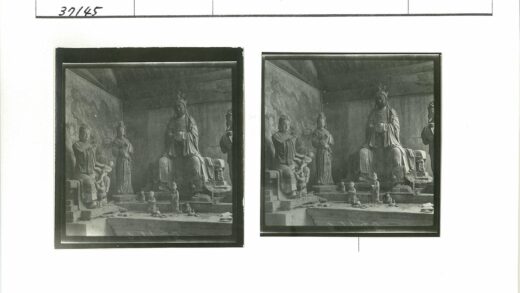 室内传统服装雕像与古寺壁画.jpg