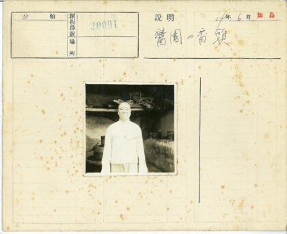 室内传统白衣人物与陈设.jpg