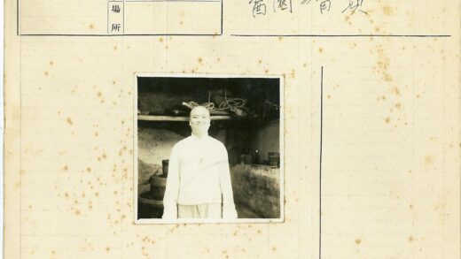 室内传统白衣人物与陈设.jpg