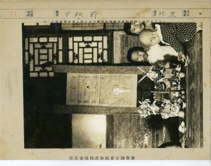 室内儿童与装饰娃娃桌景.jpg