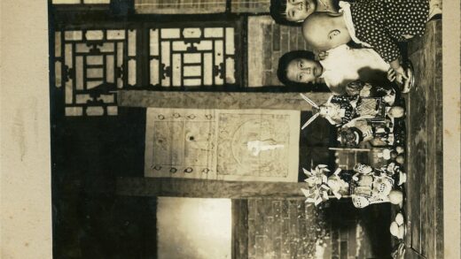 室内儿童与装饰娃娃桌景.jpg