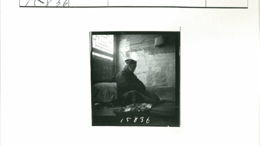 室内光影人物与物品静照.jpg