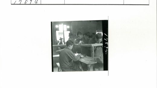 室内写作讨论场景.jpg