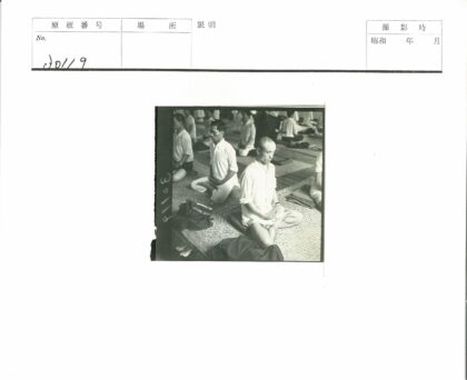 室内冥想静坐集体活动.jpg