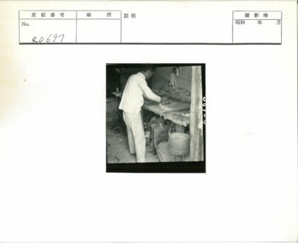 室内凌乱桌前人工作.jpg