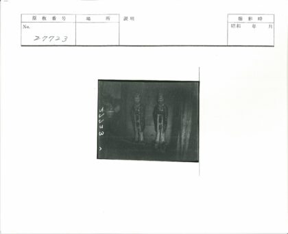 室内双雕像合影.jpg