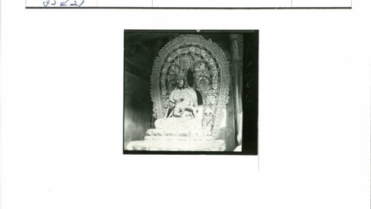 室内坐佛背光雕刻特写.jpg